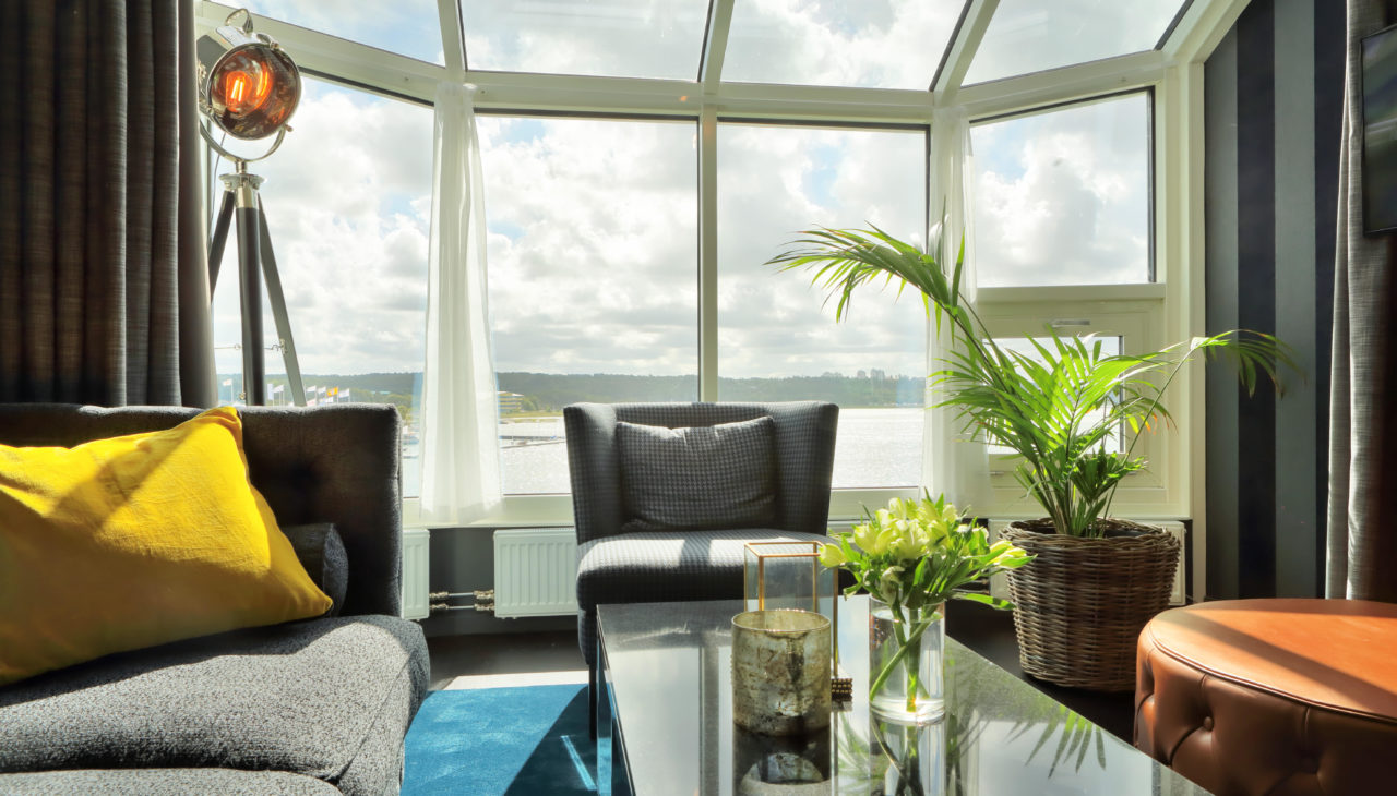 Deluxerum på 30 kvadratmeter med modern design, klimatanläggning, minibar och bäddsoffa i en exklusiv del av hotellet