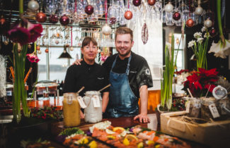 SÖNDAGSJULBORD, LISA LJUNGBERG VID PIANOT